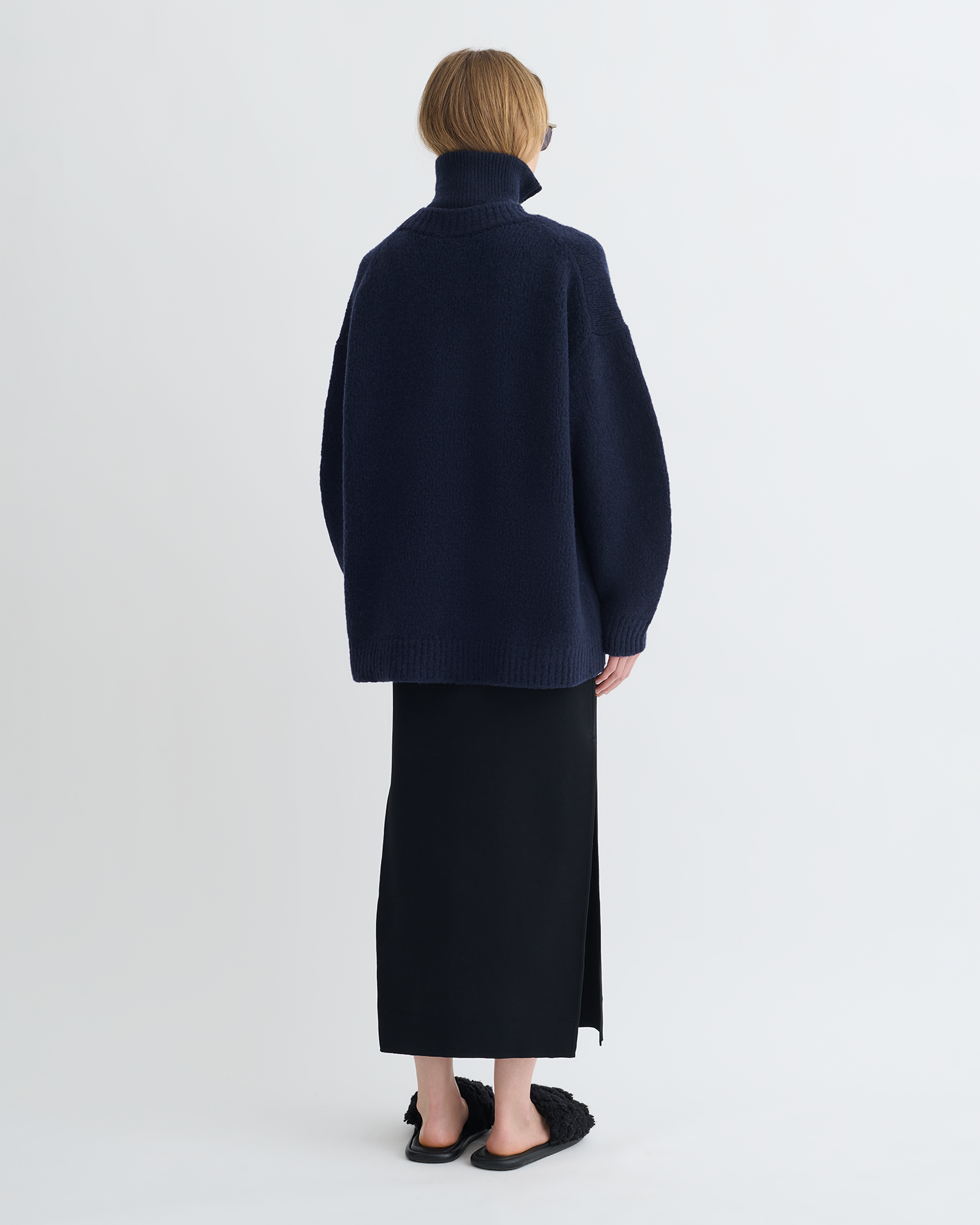 Pull col roulé mi-zippé bleu marine oversize en laine mérinos brossée