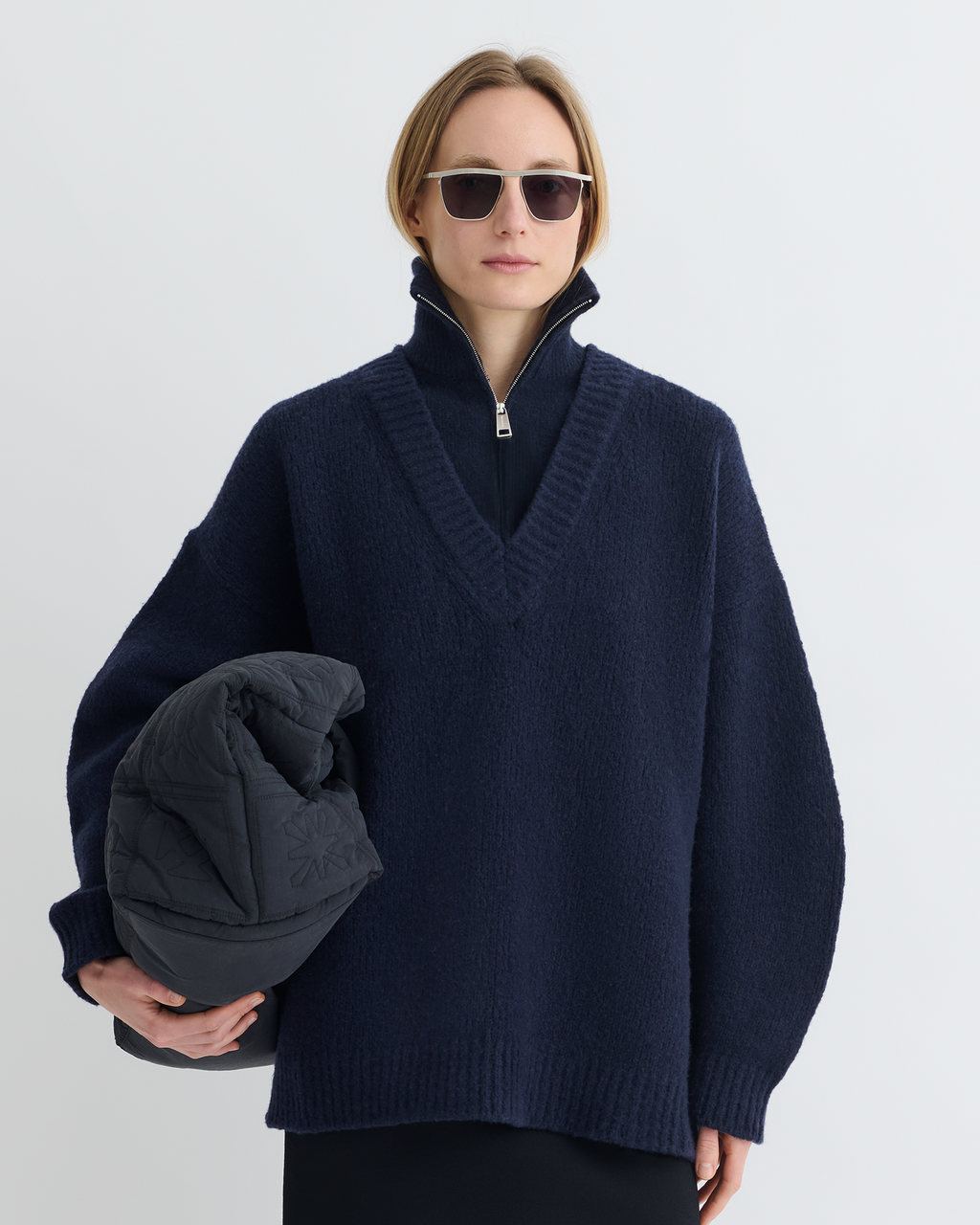 Pull col roulé mi-zippé bleu marine oversize en laine mérinos brossée