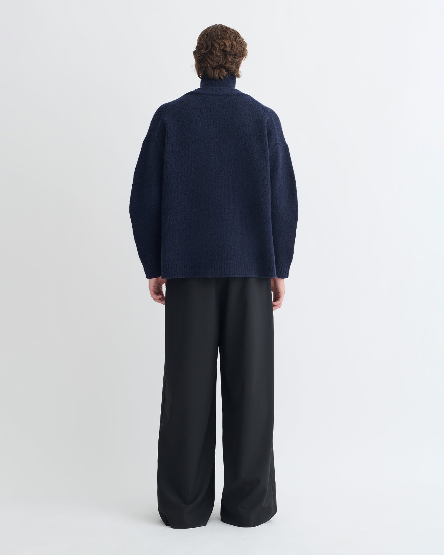 Pull col roulé mi-zippé bleu marine oversize en laine mérinos brossée
