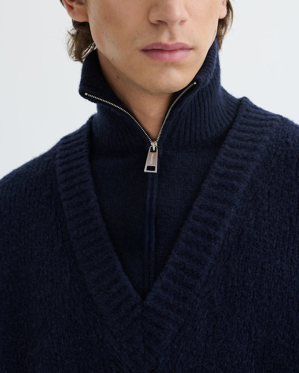Pull col roulé mi-zippé bleu marine oversize en laine mérinos brossée