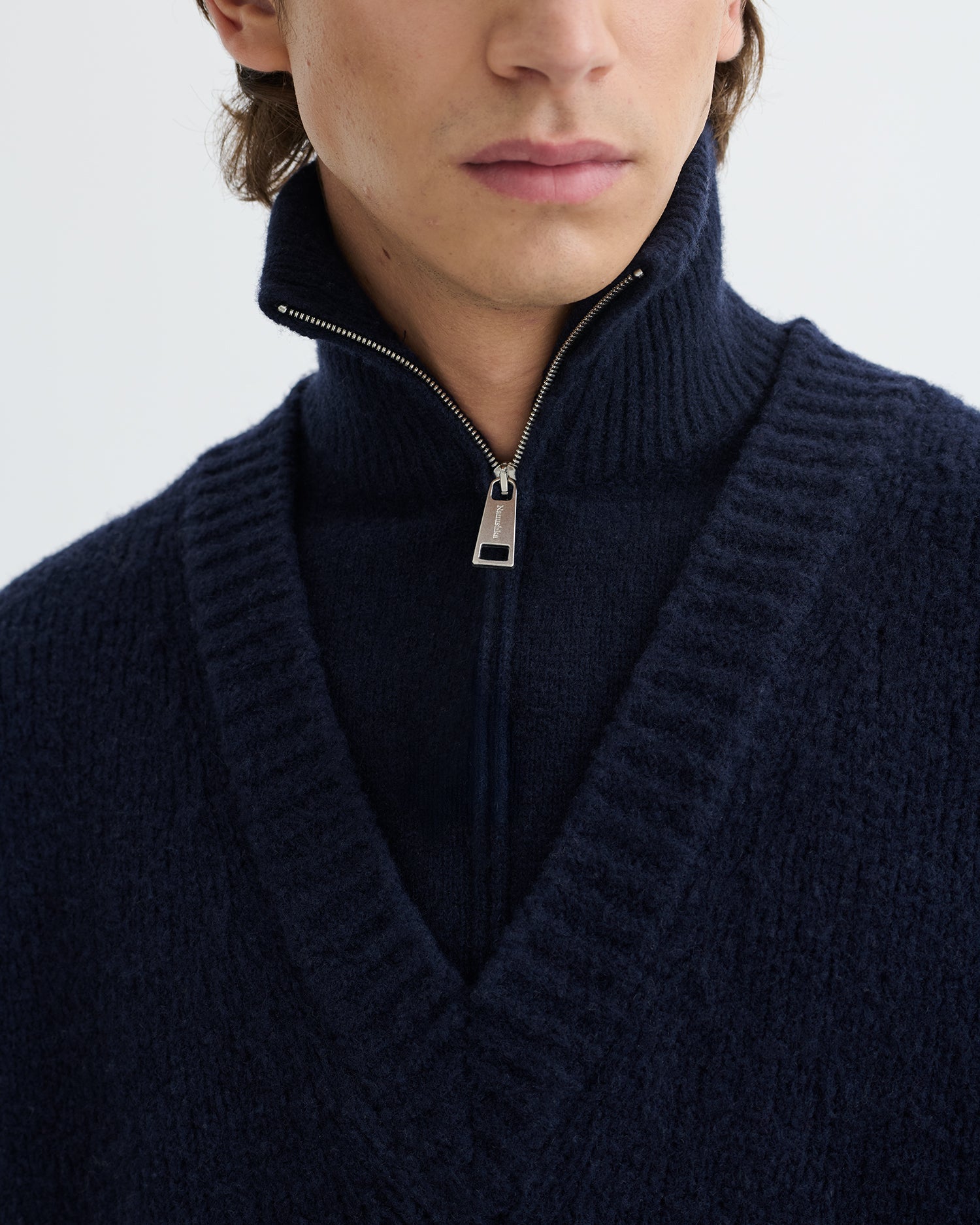 Pull col roulé mi-zippé bleu marine oversize en laine mérinos brossée