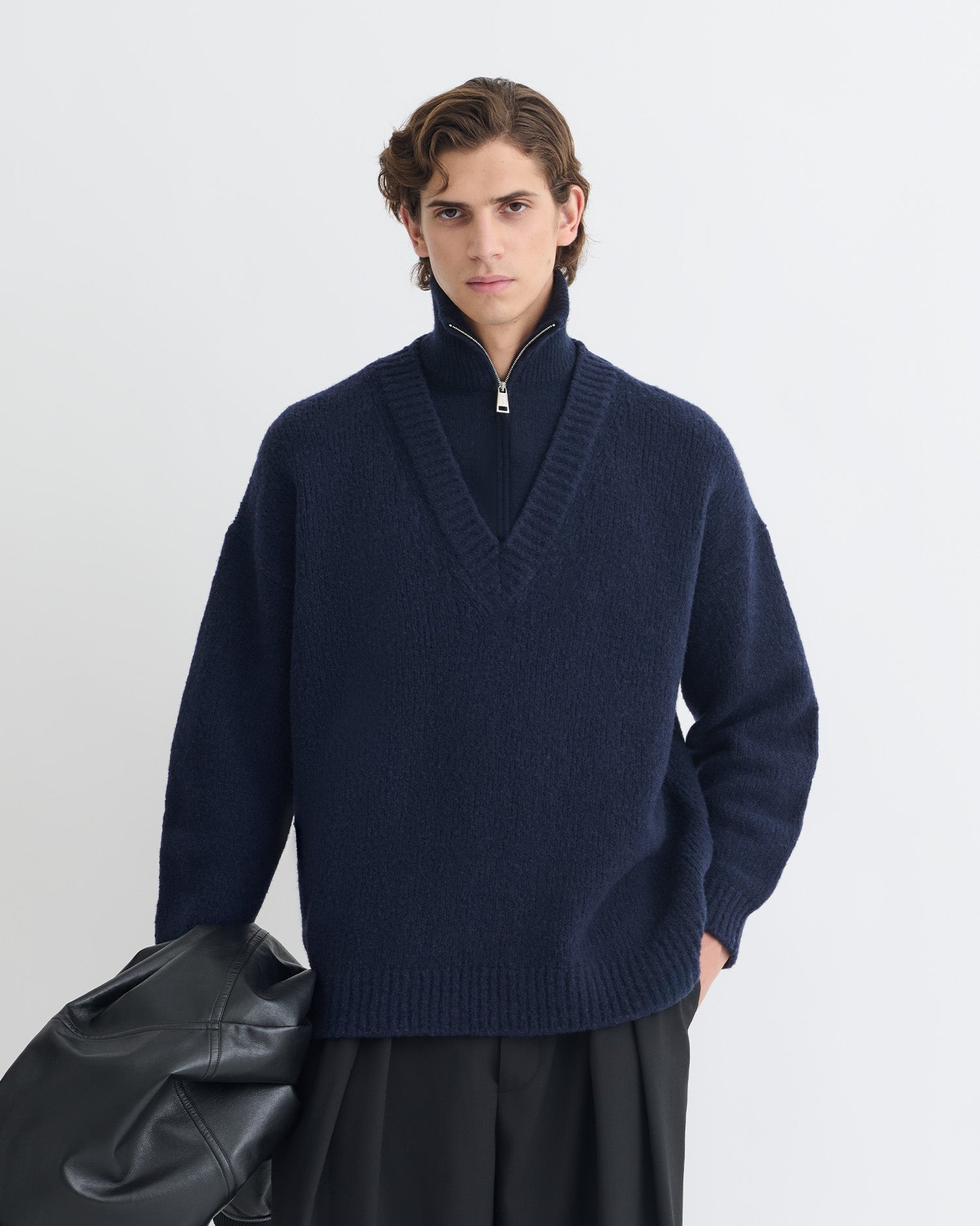 Pull col roulé mi-zippé bleu marine oversize en laine mérinos brossée