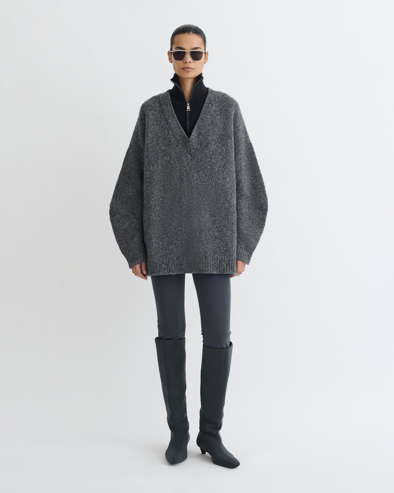 Pull en mérinos brossé col V oversize anthracite col roulé zippé