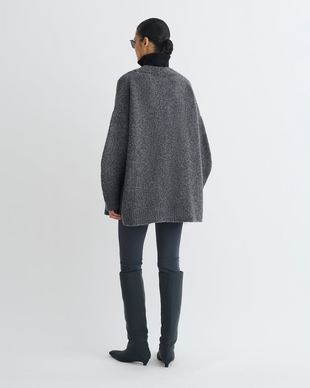Pull en mérinos brossé col V oversize anthracite col roulé zippé