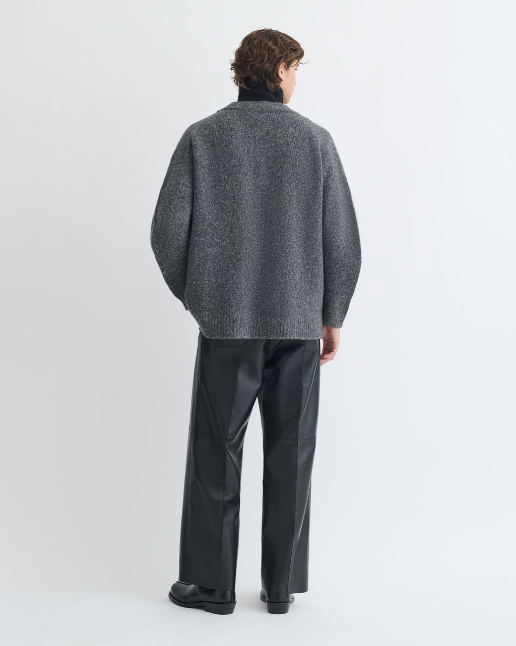 Pull en mérinos brossé col V oversize anthracite col roulé zippé