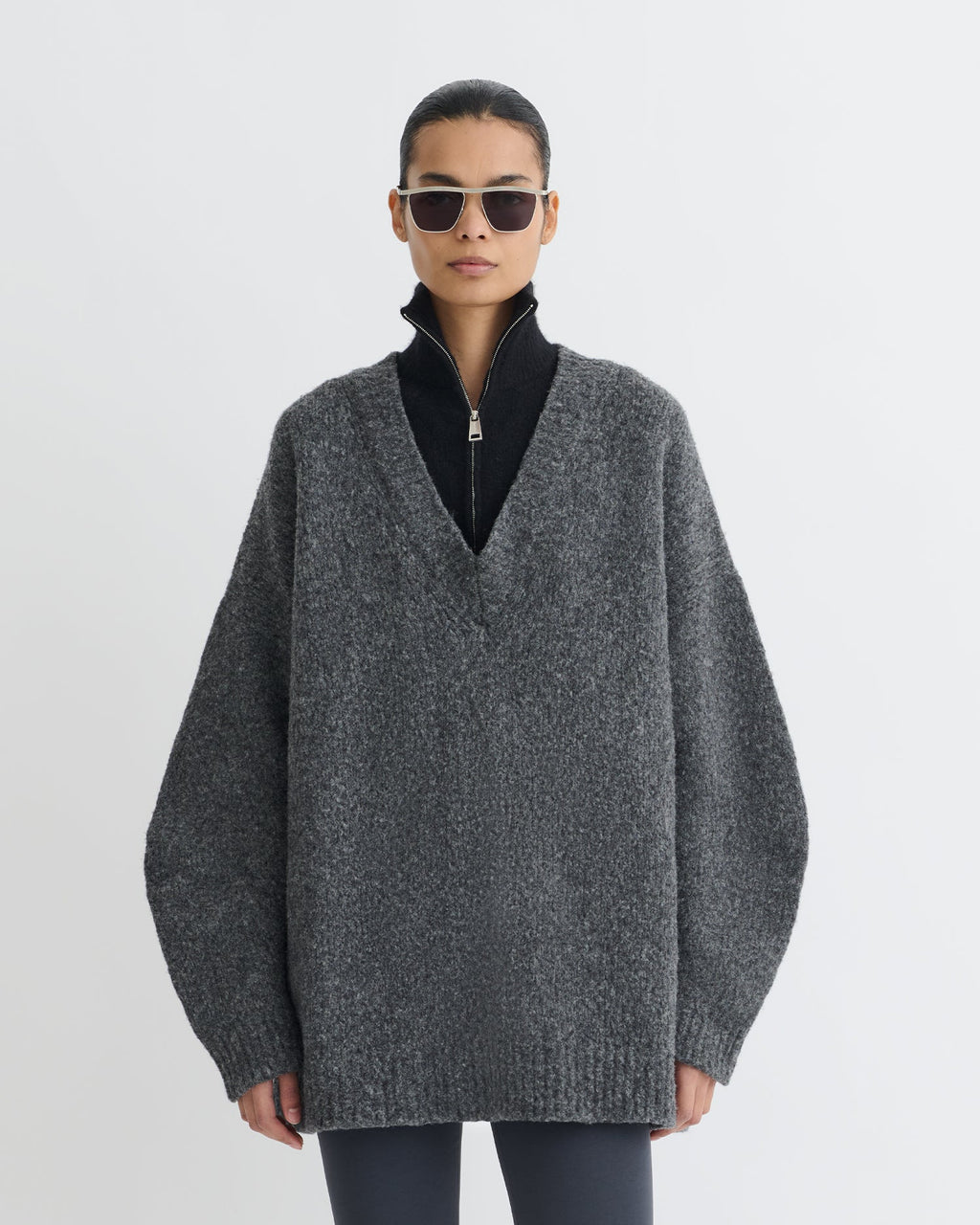 Pull en mérinos brossé col V oversize anthracite col roulé zippé