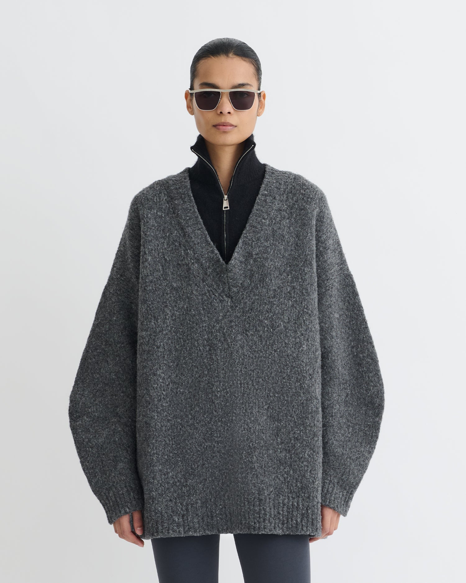 Pull en mérinos brossé col V oversize anthracite col roulé zippé