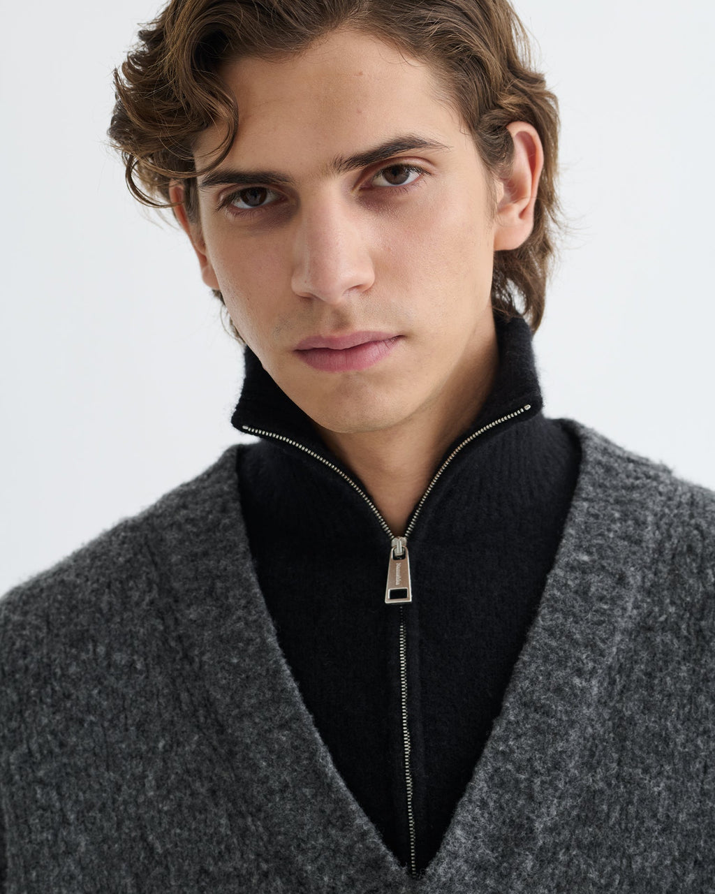 Pull en mérinos brossé col V oversize anthracite col roulé zippé