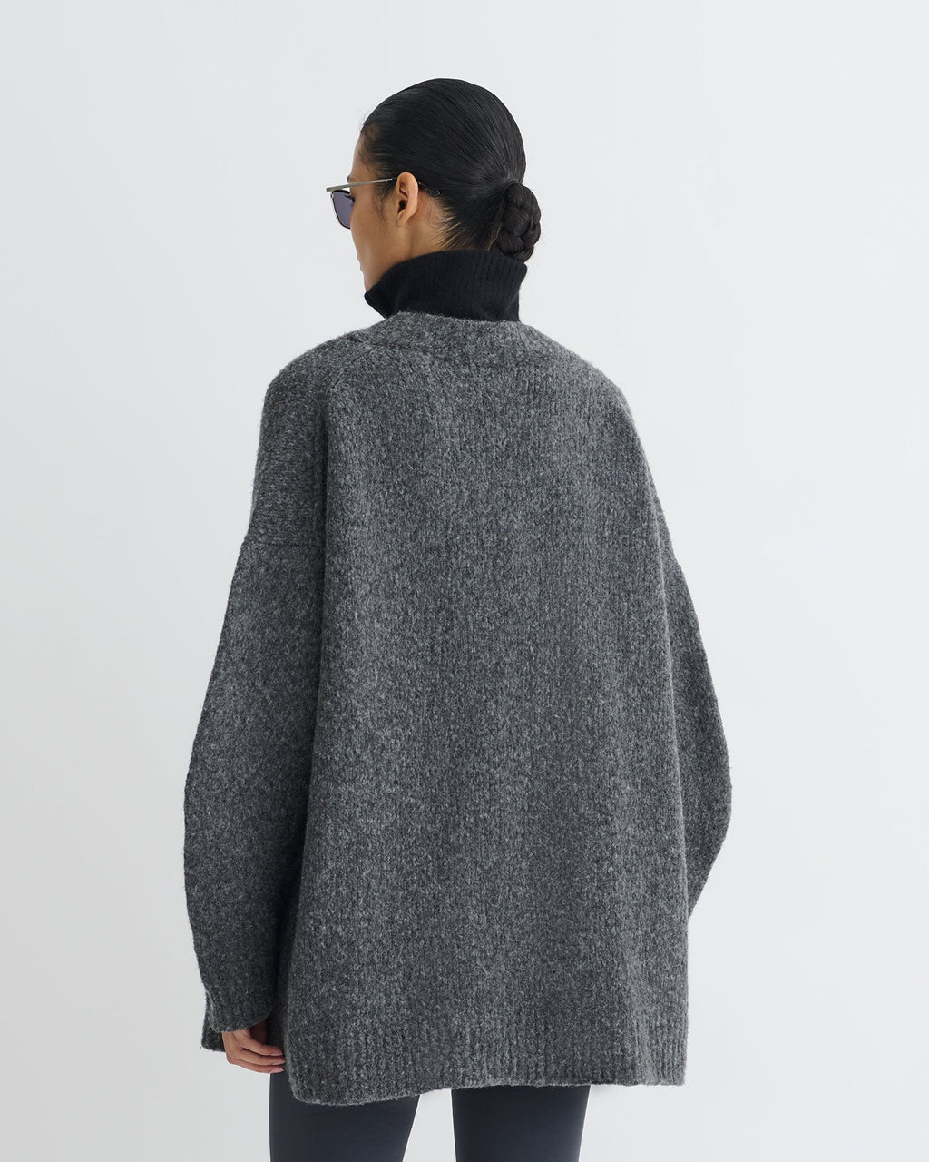 Pull en mérinos brossé col V oversize anthracite col roulé zippé