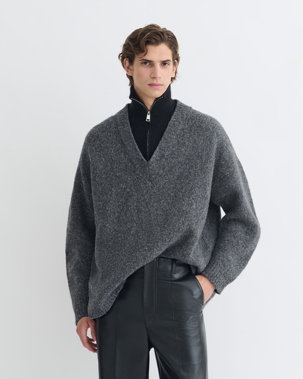 Pull en mérinos brossé col V oversize anthracite col roulé zippé