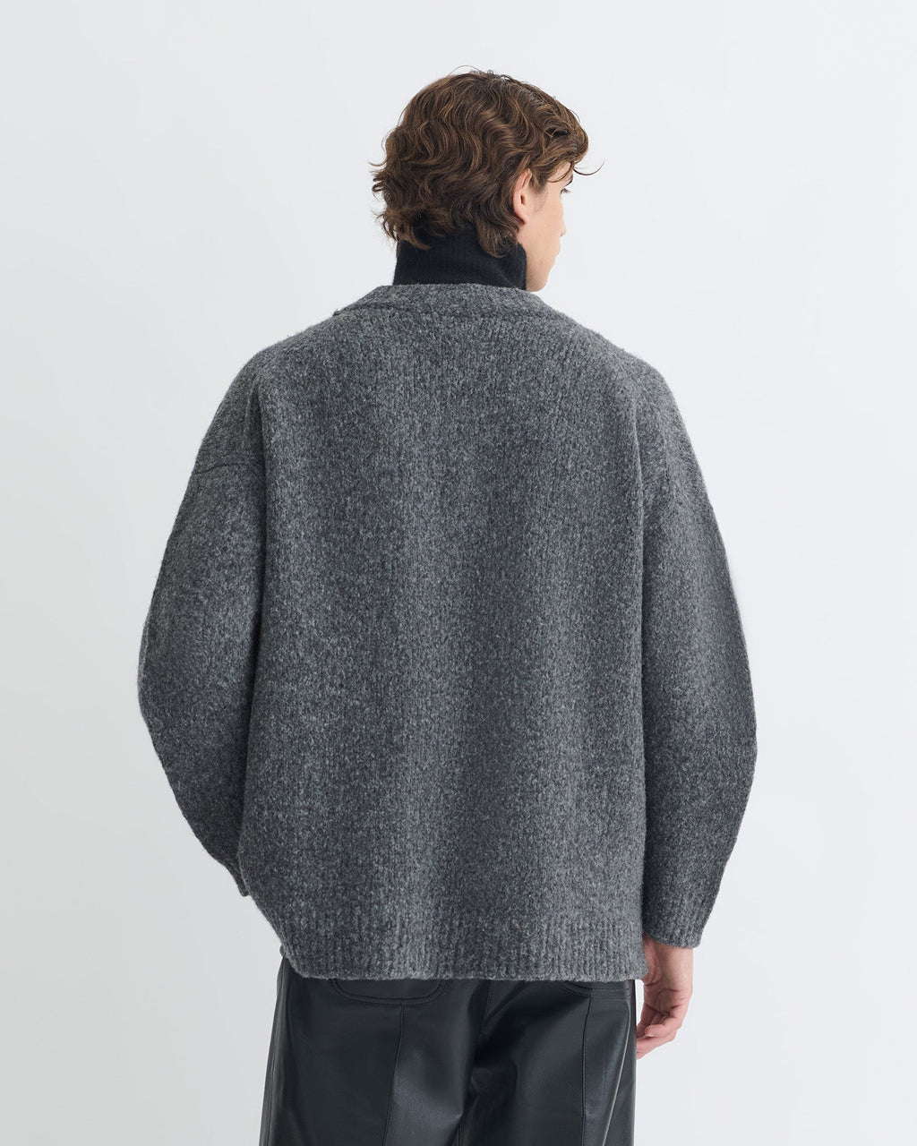 Pull en mérinos brossé col V oversize anthracite col roulé zippé