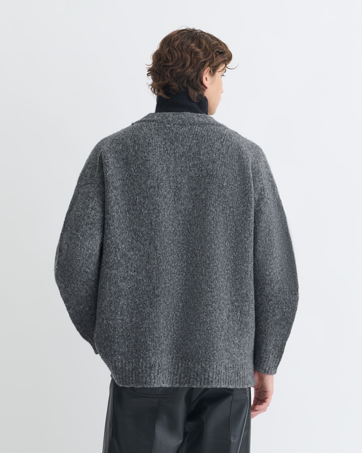 Pull en mérinos brossé col V oversize anthracite col roulé zippé