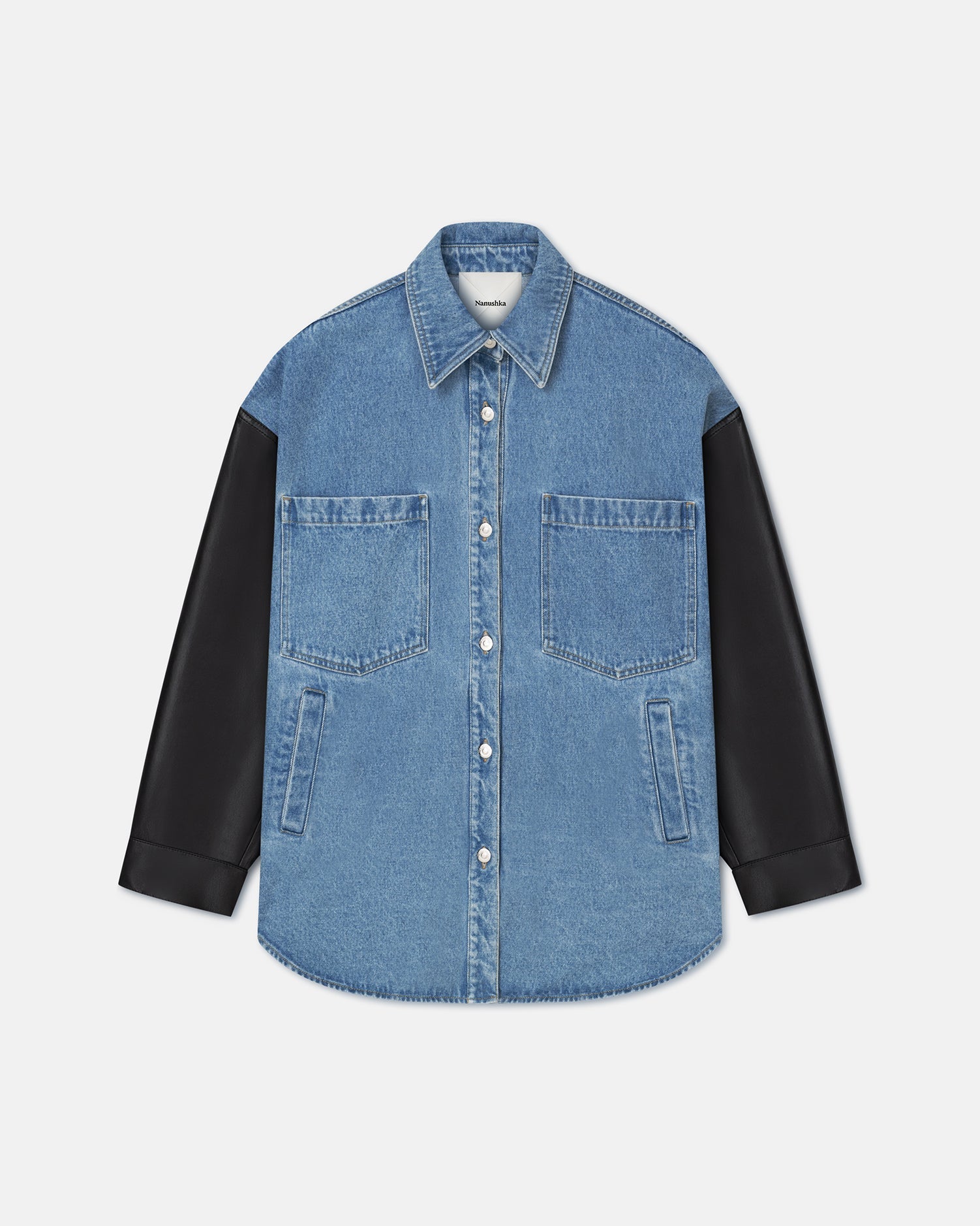 Chemise surdimensionnée en jean de coton biologique avec manches en cuir régénéré noir