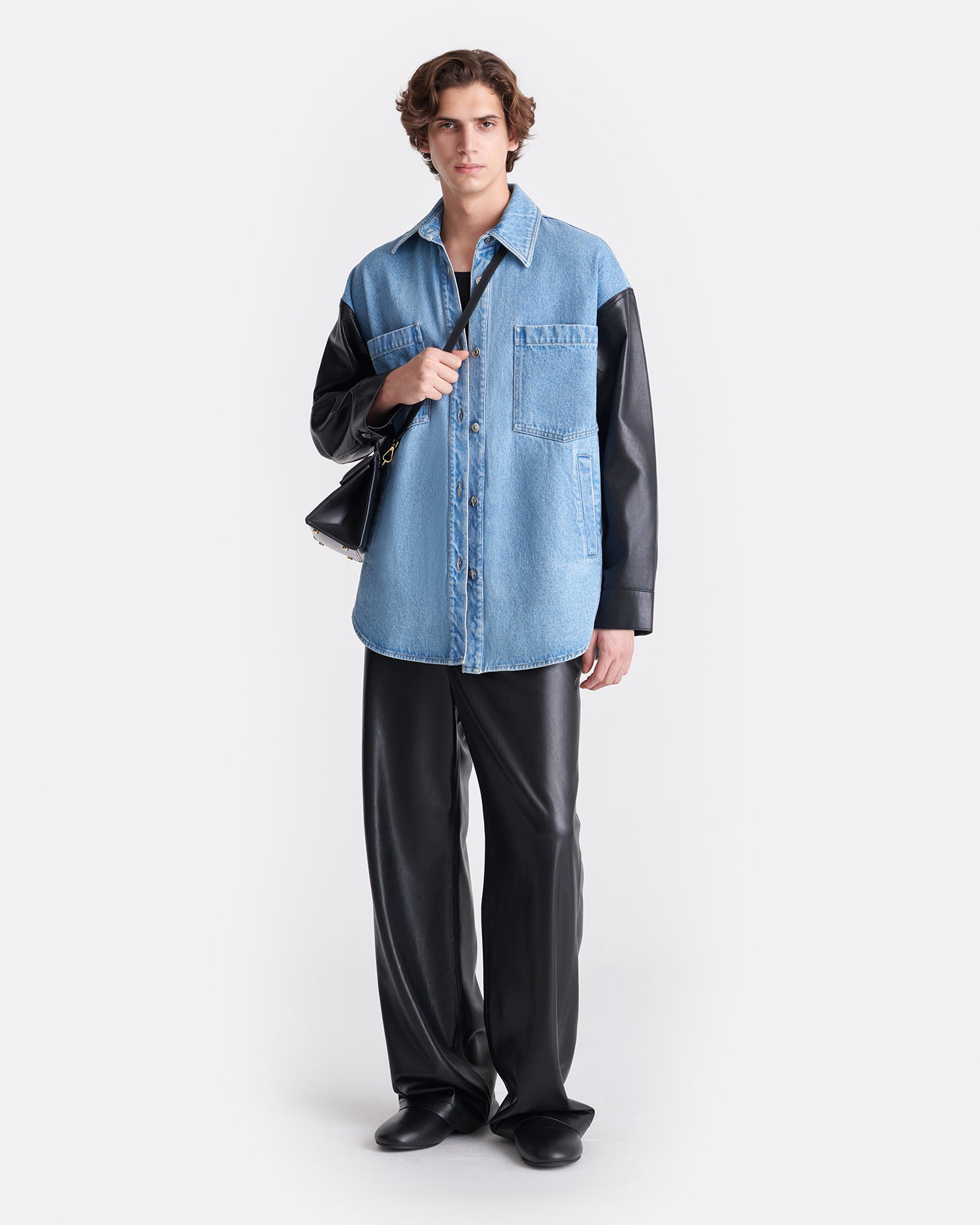 Chemise surdimensionnée en jean de coton biologique avec manches en cuir régénéré noir