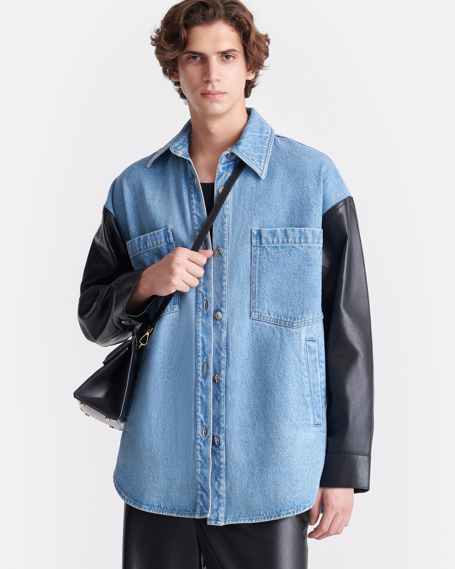 Chemise surdimensionnée en jean de coton biologique avec manches en cuir régénéré noir