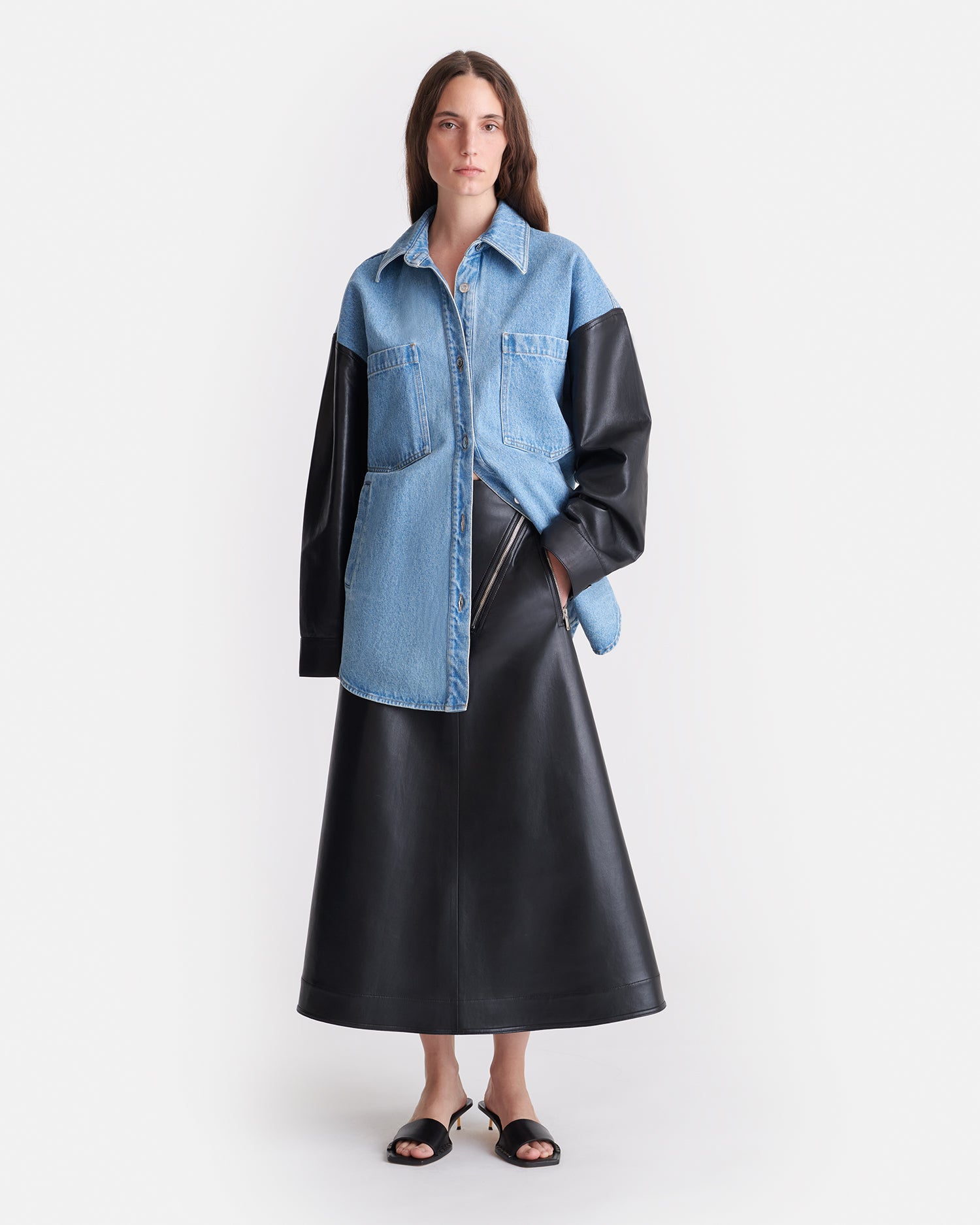 Chemise surdimensionnée en jean de coton biologique avec manches en cuir régénéré noir