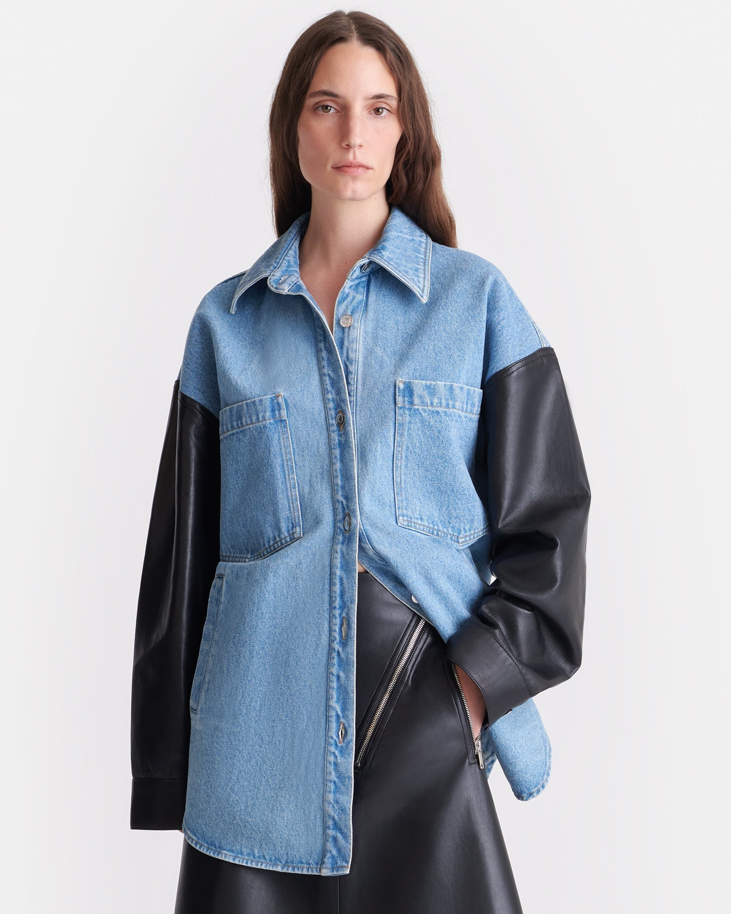 Chemise surdimensionnée en jean de coton biologique avec manches en cuir régénéré noir