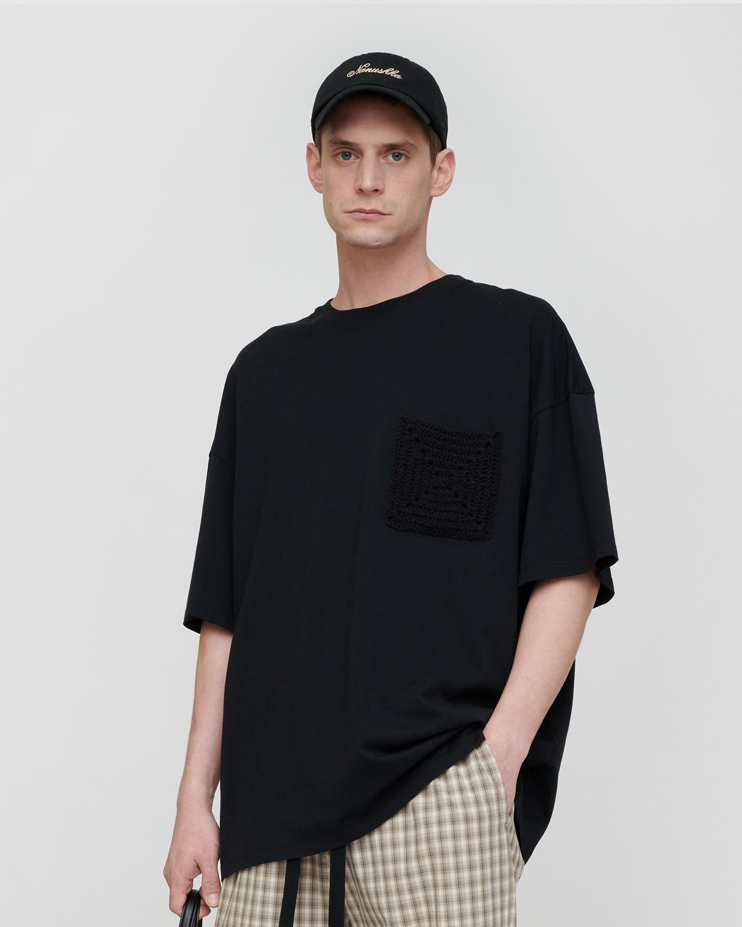 T-shirt en jersey de coton noir oversize unisexe avec poche crochet et épaules tombantes