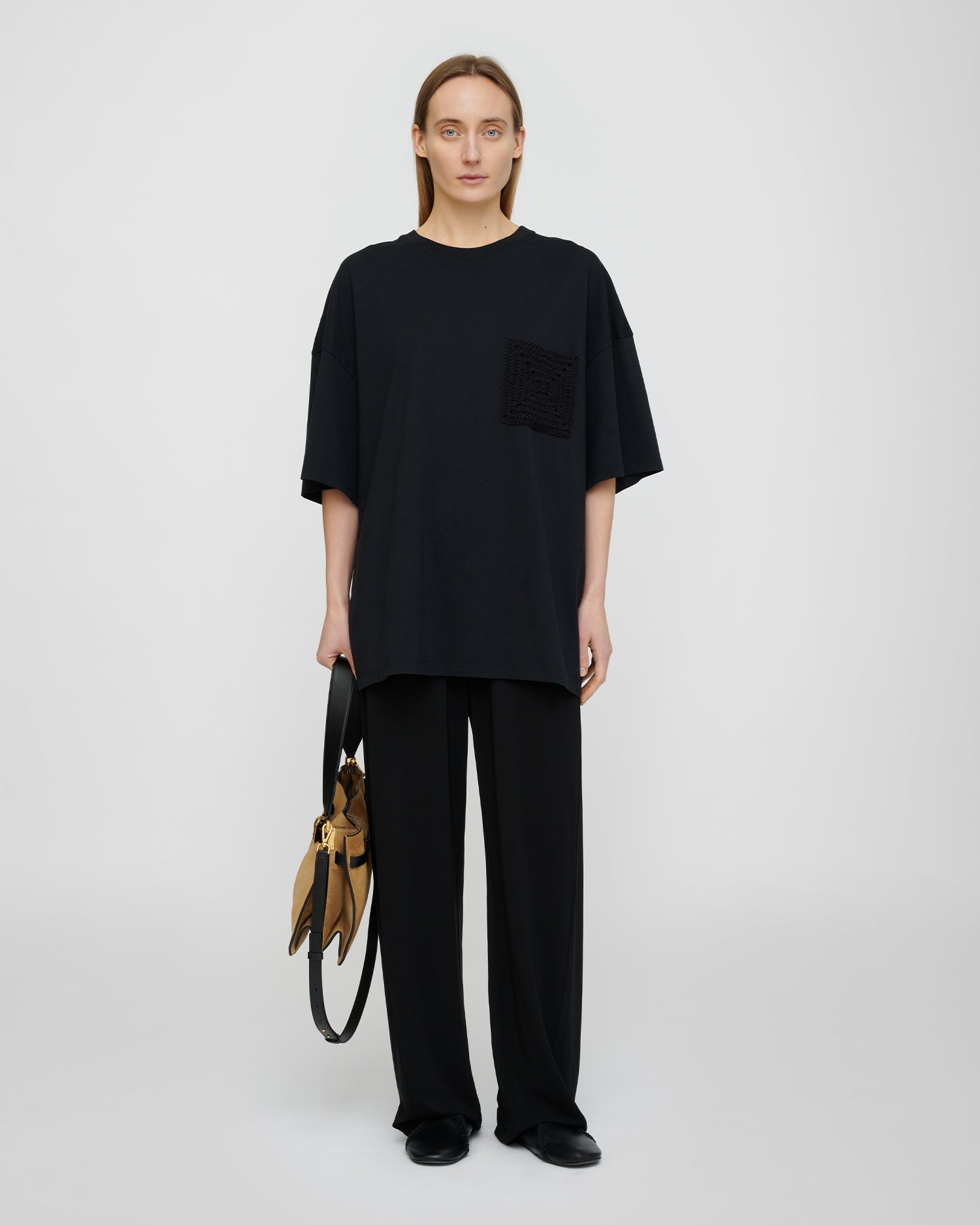 T-shirt en jersey de coton noir oversize unisexe avec poche crochet et épaules tombantes