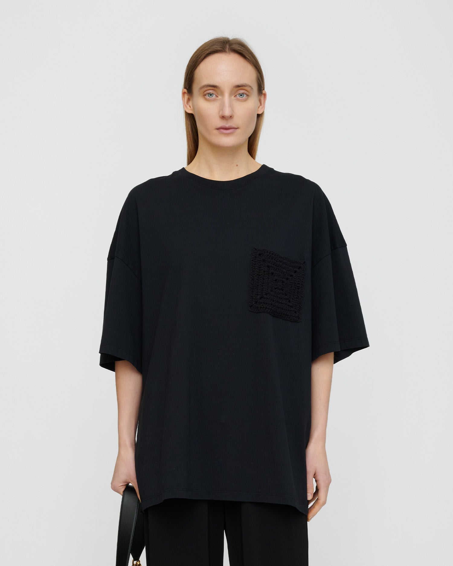T-shirt en jersey de coton noir oversize unisexe avec poche crochet et épaules tombantes