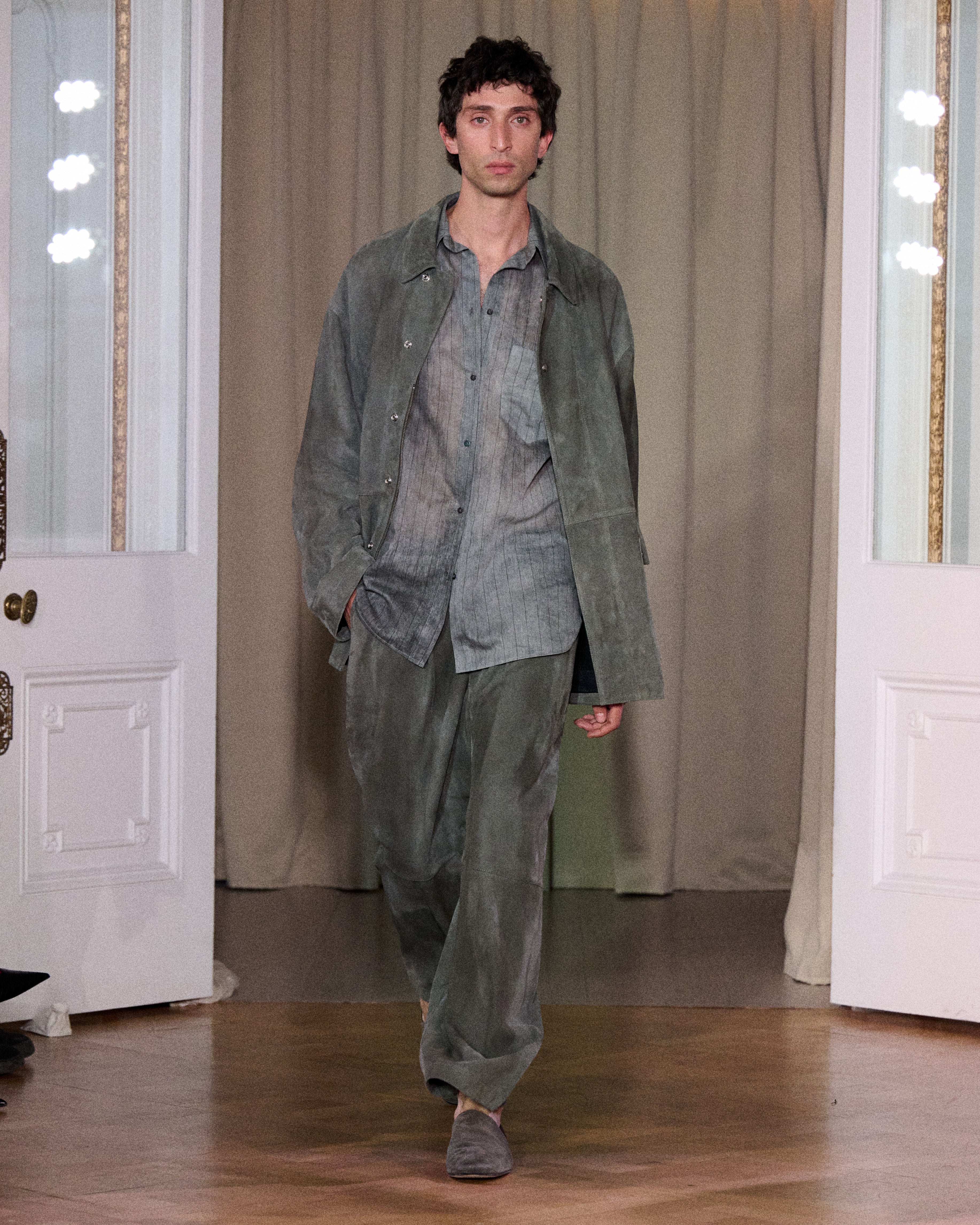 Veste oversize en cuir velours gris foncé avec boutons-pression et poches plaquées