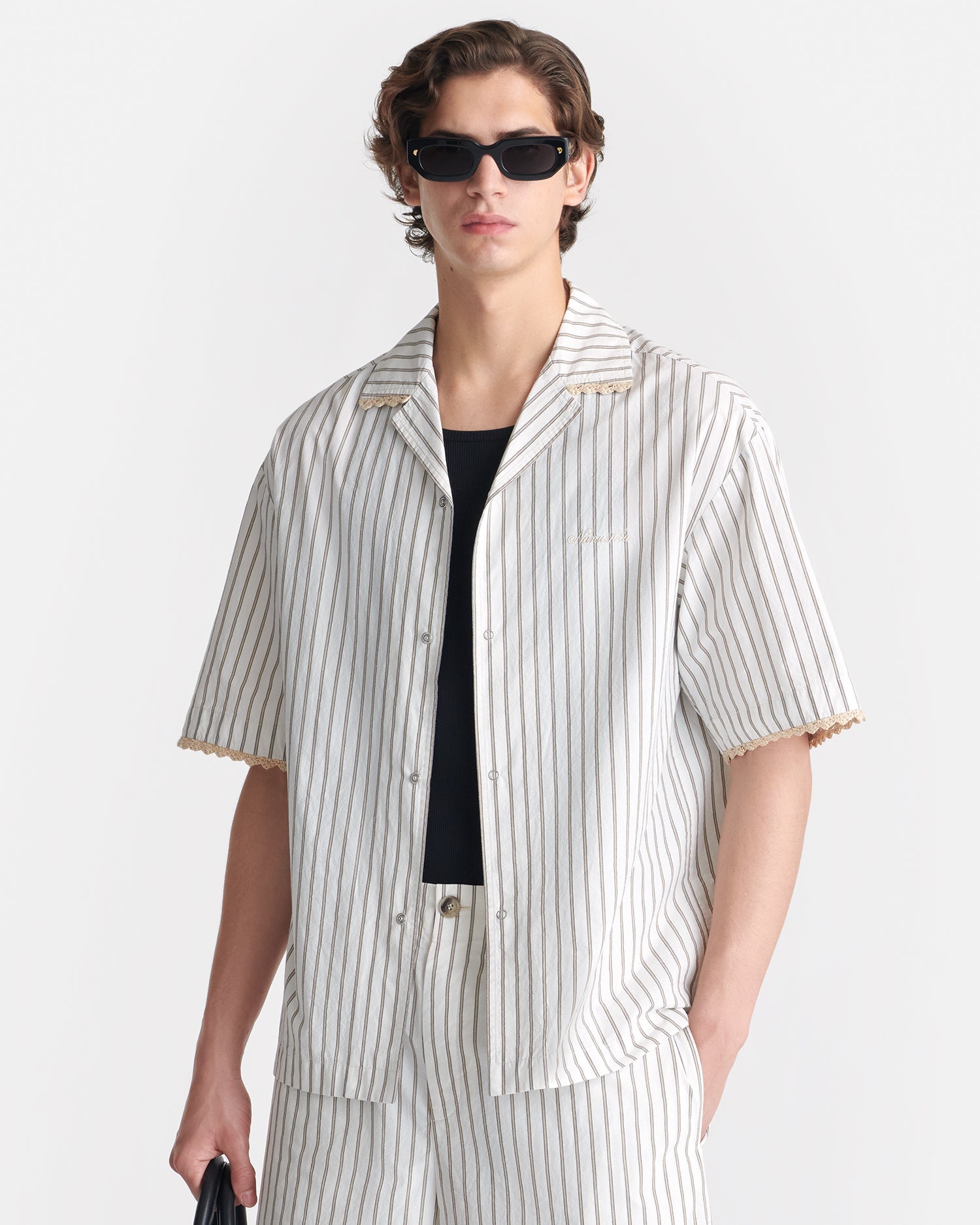 Chemise à manches courtes en crochet rayée crème coupe décontractée pour homme
