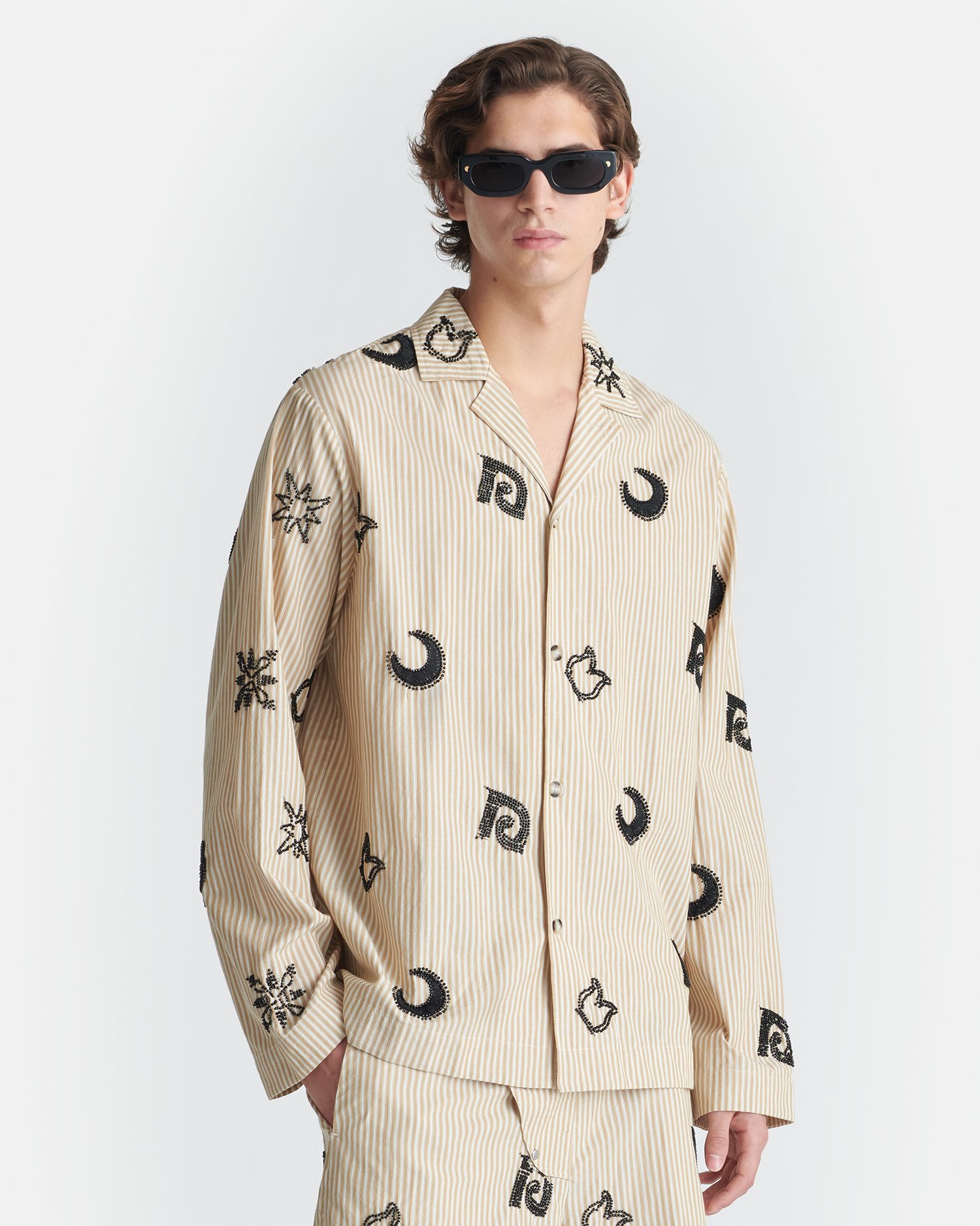 Chemise Homme Coupe Décontractée Manches Longues à Rayures Noires et Perles Symboles Beige