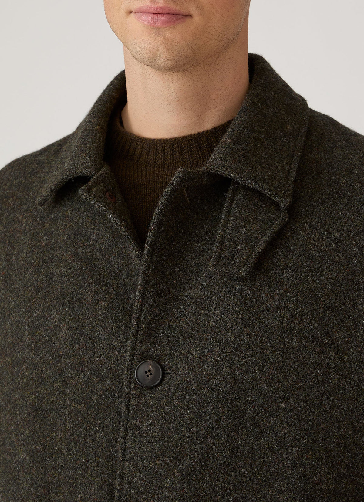 Pardessus en tweed de laine d'agneau vert loden coupe classique avec boutons en corne