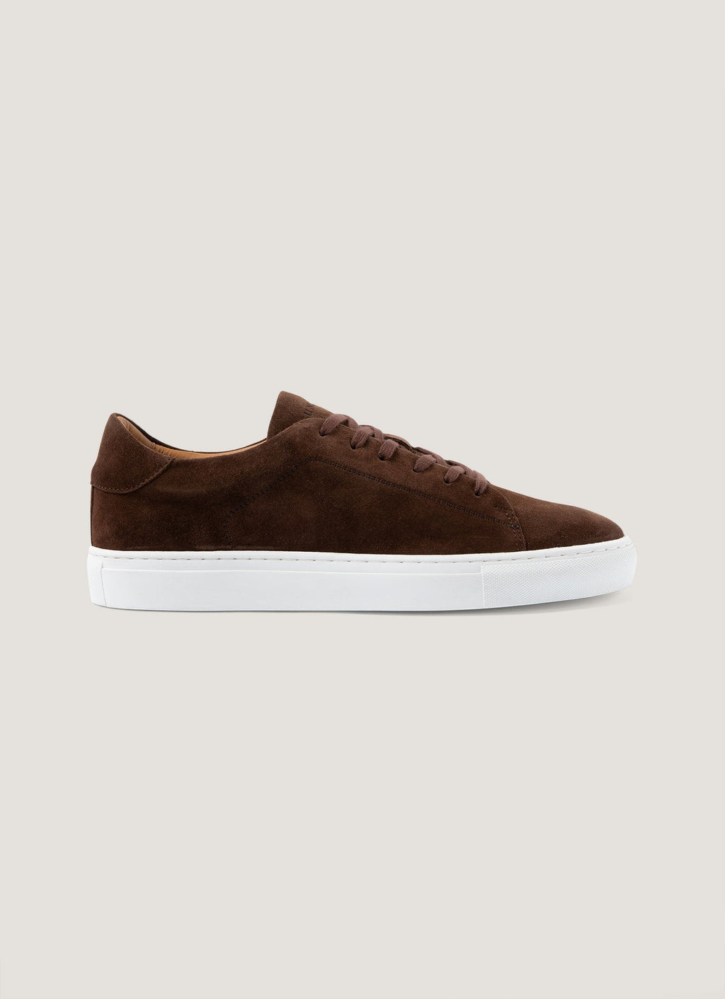 Baskets basses à lacets en daim marron pour homme avec semelle blanche
