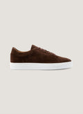 Baskets basses à lacets en daim marron pour homme avec semelle blanche