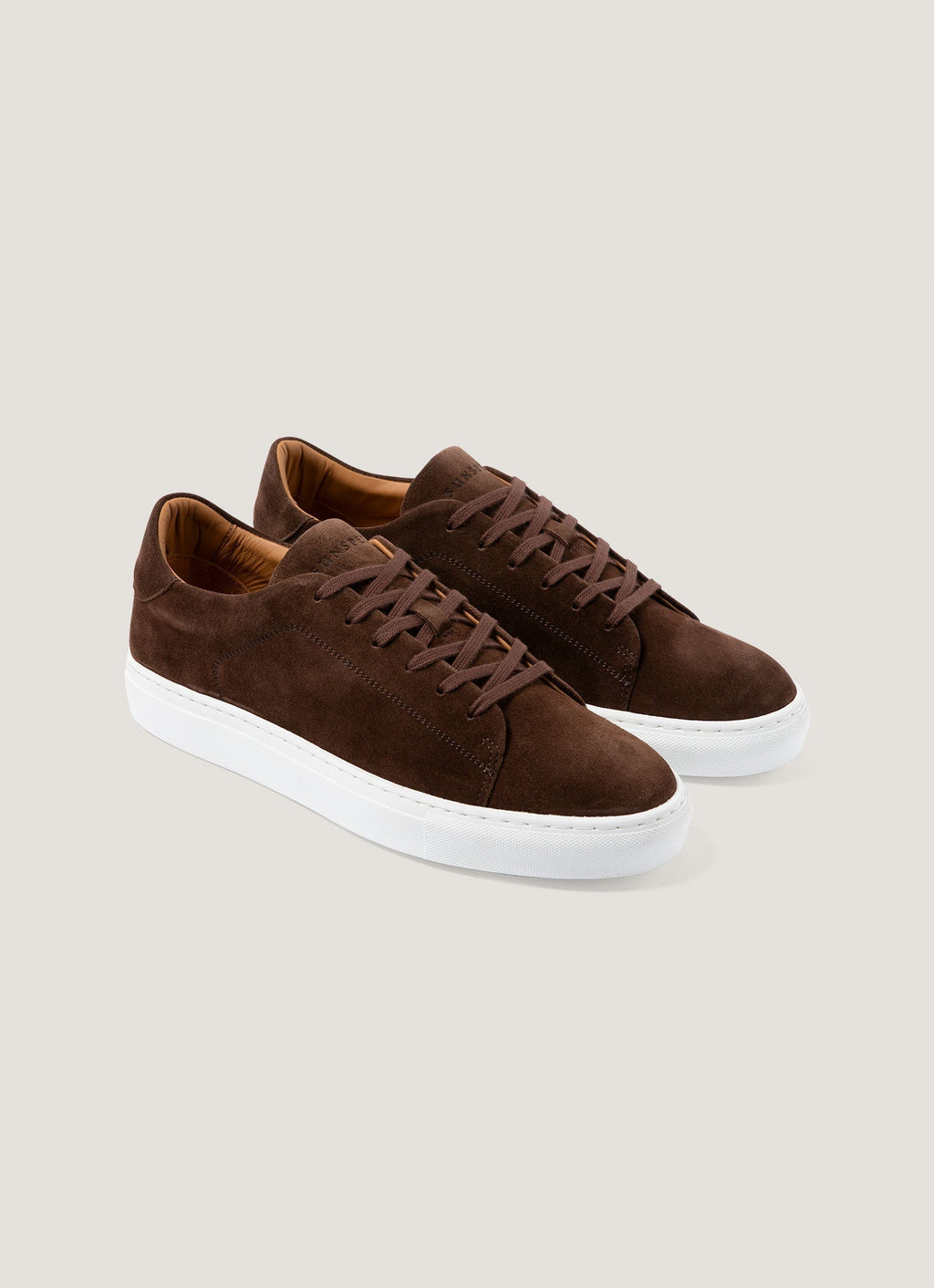 Baskets basses à lacets en daim marron pour homme avec semelle blanche