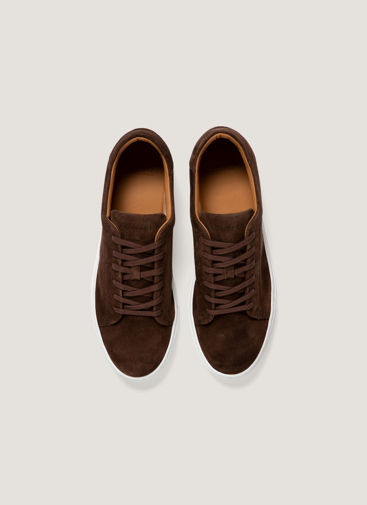 Baskets basses à lacets en daim marron pour homme avec semelle blanche