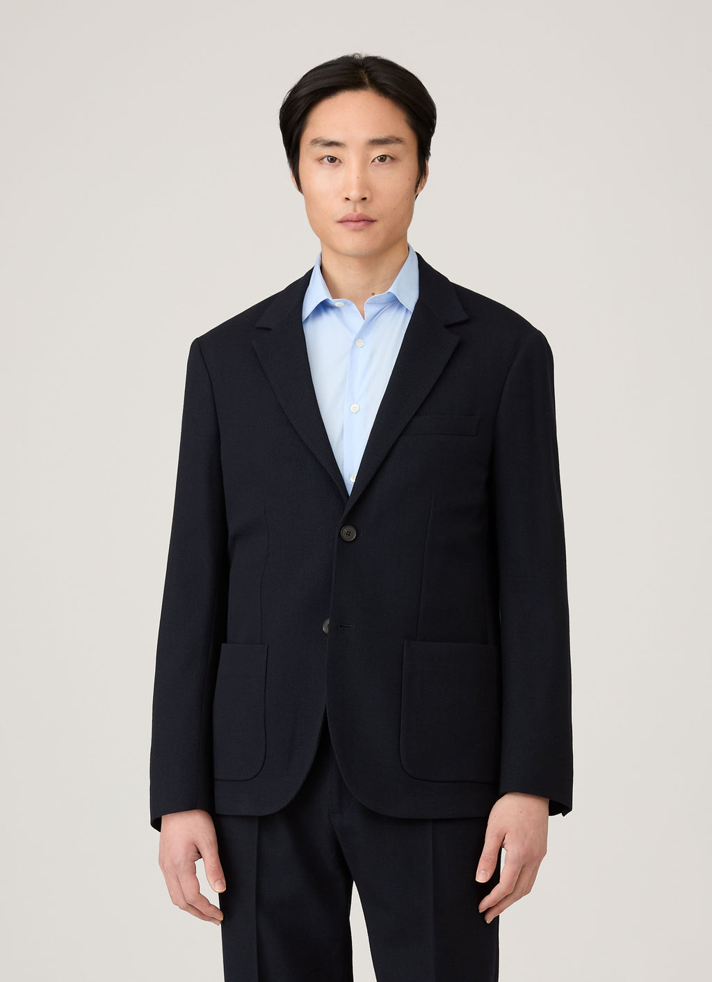 Blazer en laine marine déstructuré à revers cranté, coupe droite à deux boutons