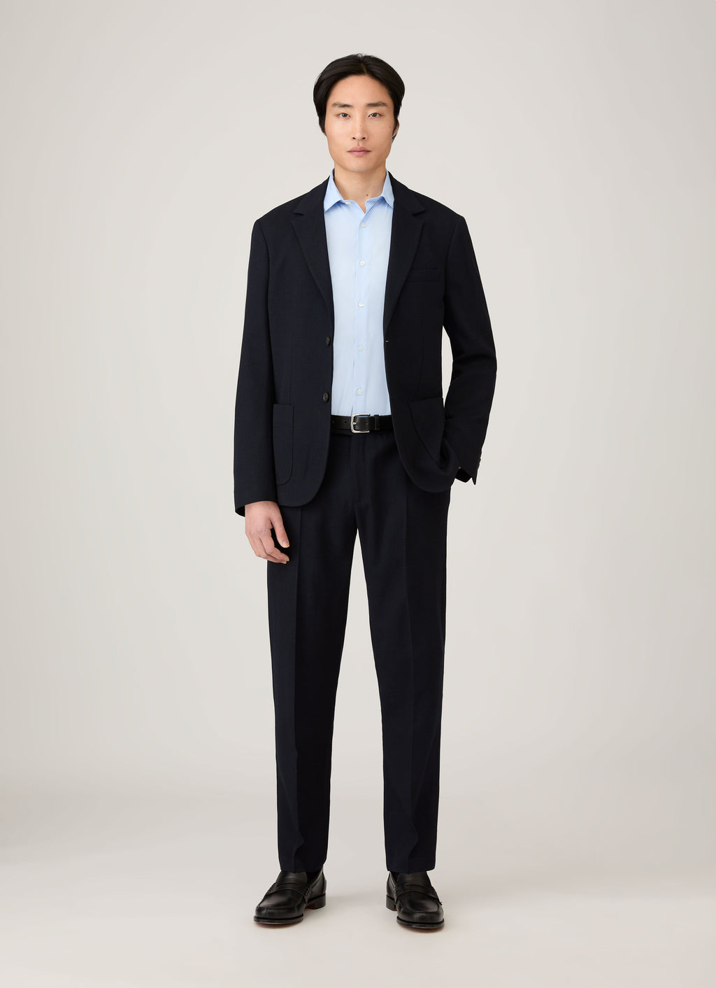Blazer en laine marine déstructuré à revers cranté, coupe droite à deux boutons