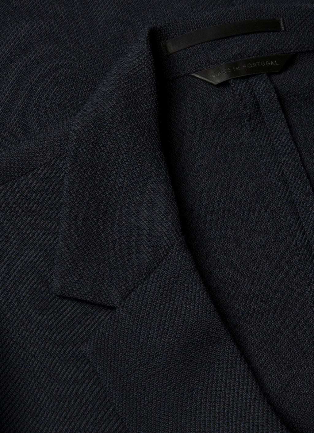 Blazer en laine marine déstructuré à revers cranté, coupe droite à deux boutons