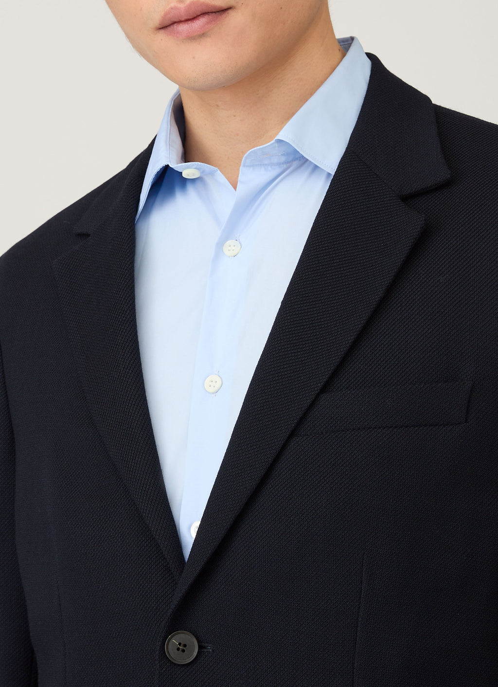 Blazer en laine marine déstructuré à revers cranté, coupe droite à deux boutons