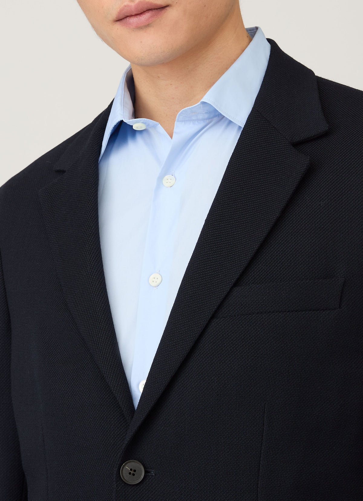 Blazer en laine marine déstructuré à revers cranté, coupe droite à deux boutons