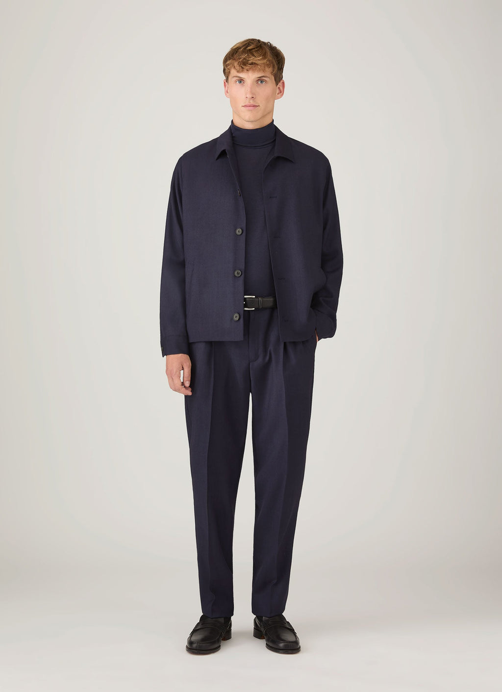 Veste boutonnée en sergé de laine bleu marine non structurée, demi-doublée, poches passepoilées