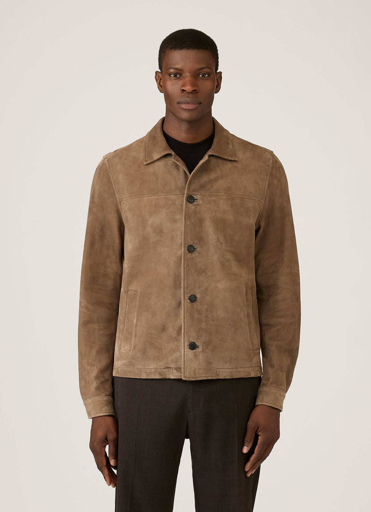 Veste en daim coupe ajustée couleur camel clair, non doublée, boutons en corne, poches passepoilées
