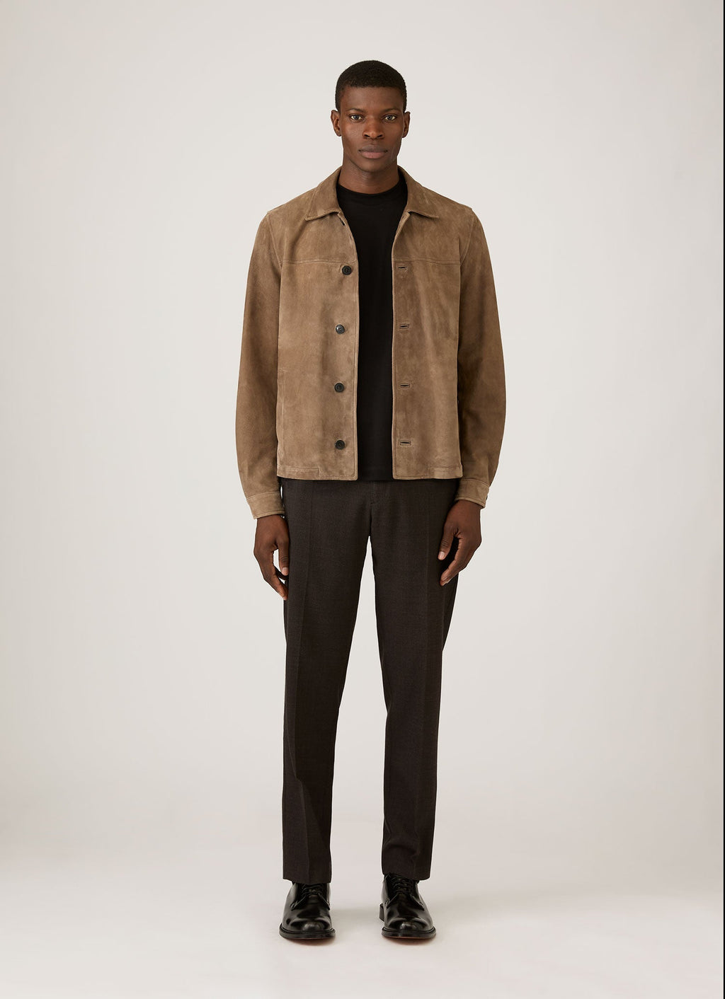 Veste en daim coupe ajustée couleur camel clair, non doublée, boutons en corne, poches passepoilées