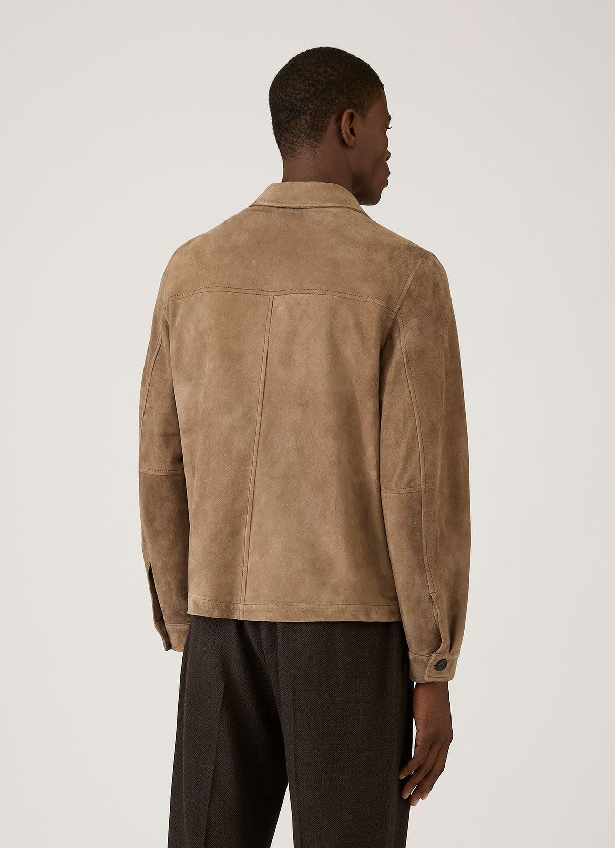 Veste en daim coupe ajustée couleur camel clair, non doublée, boutons en corne, poches passepoilées