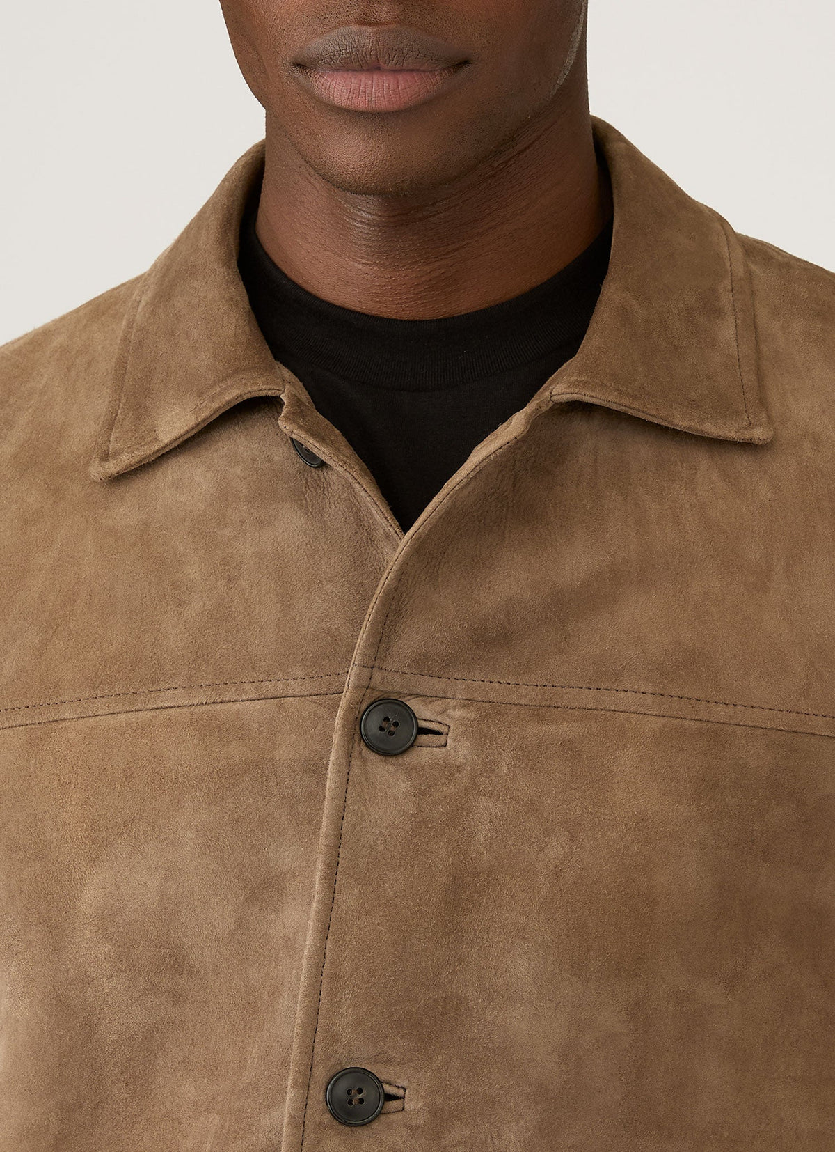Veste en daim coupe ajustée couleur camel clair, non doublée, boutons en corne, poches passepoilées