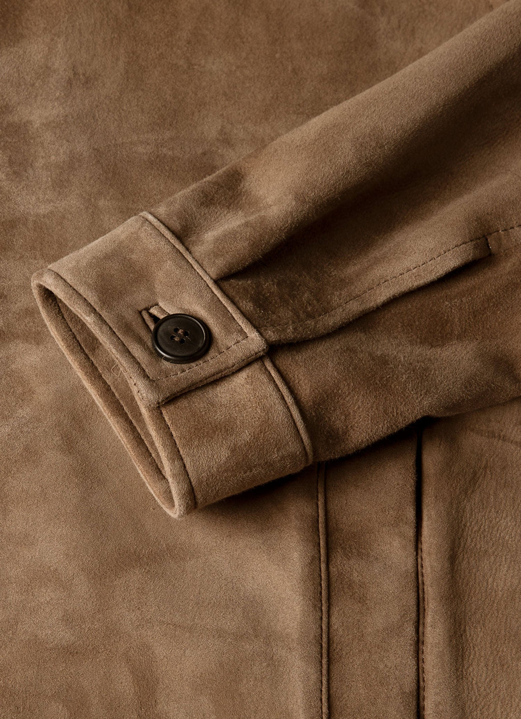 Veste en daim coupe ajustée couleur camel clair, non doublée, boutons en corne, poches passepoilées