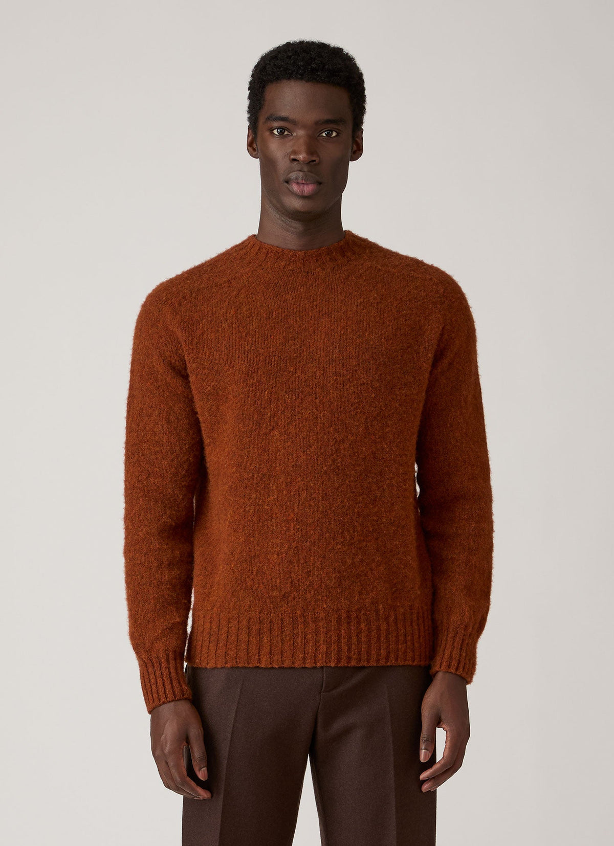 Pull ras du cou en laine d'agneau marron foncé tabac mélangé coupe droite