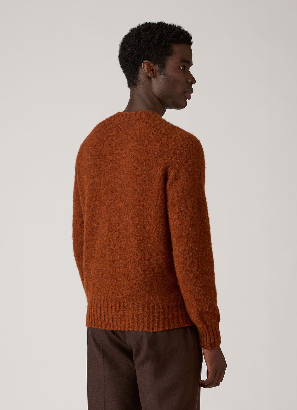 Pull ras du cou en laine d'agneau marron foncé tabac mélangé coupe droite