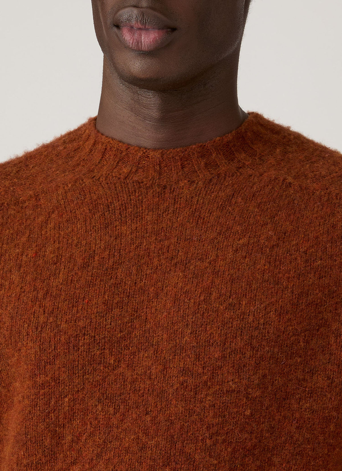 Pull ras du cou en laine d'agneau marron foncé tabac mélangé coupe droite