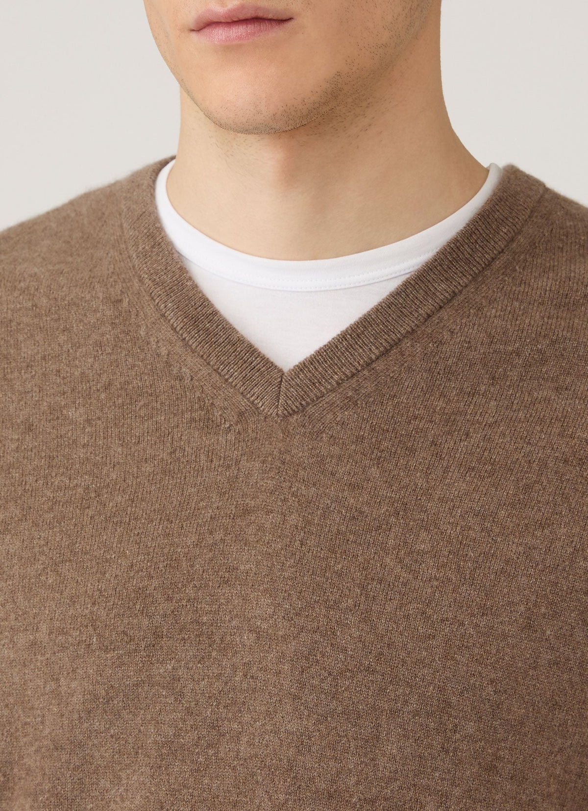 Pull col V en cachemire coupe droite taupe chaud