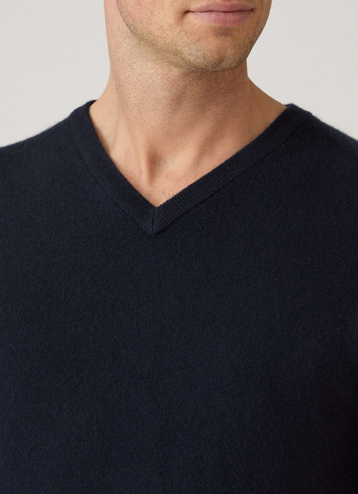 Pull en cachemire pur col V coupe droite bleu marine