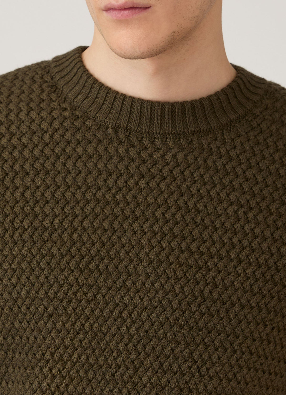 Pull ras du cou en laine mérinos tissage fantaisie coupe classique vert loden