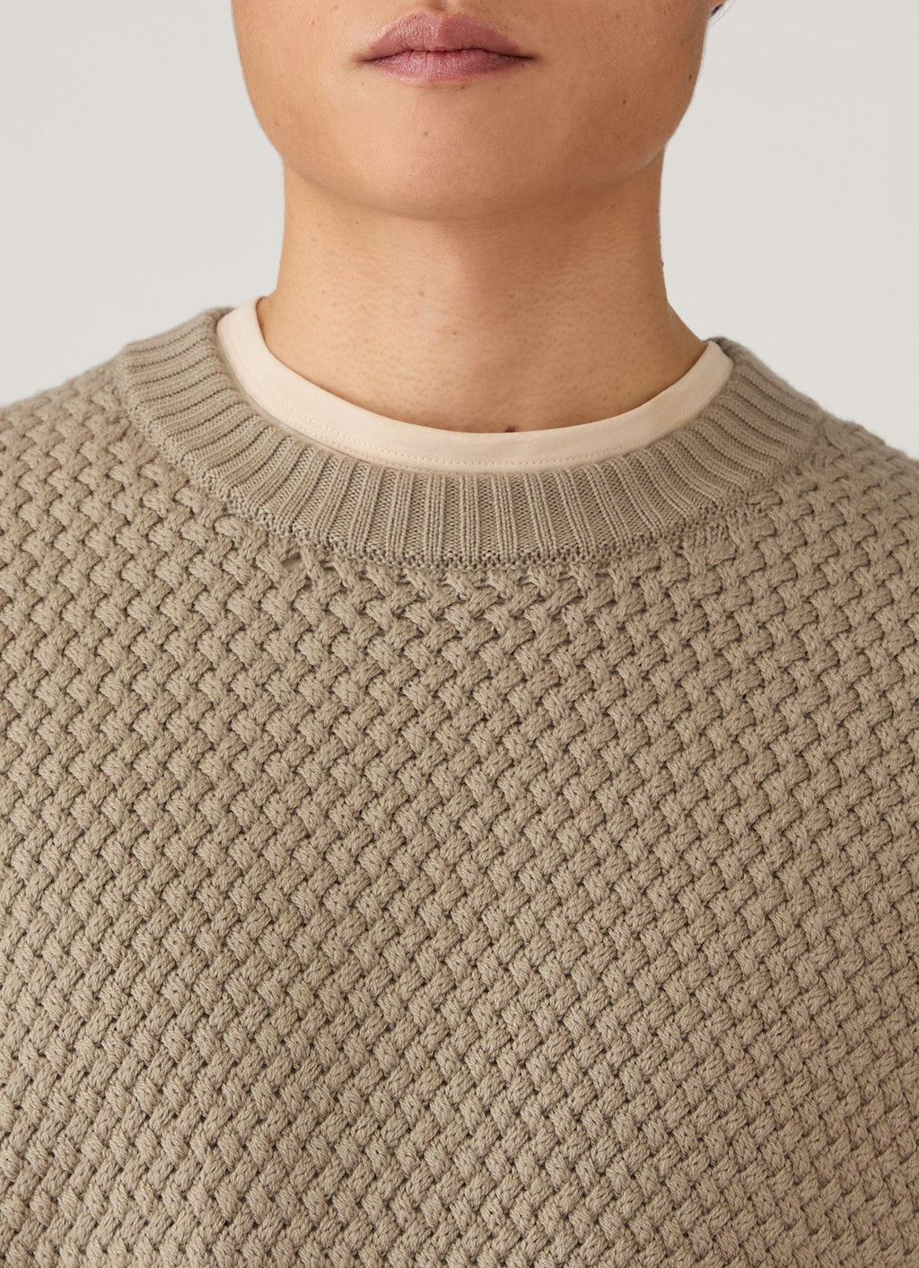 Pull en laine mérinos col rond coupe droite tissage fantaisie beige pierre